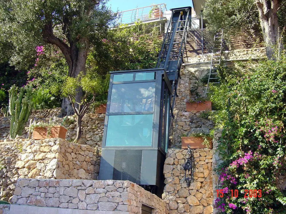 Inclined-lift cabin serving a shared residential property