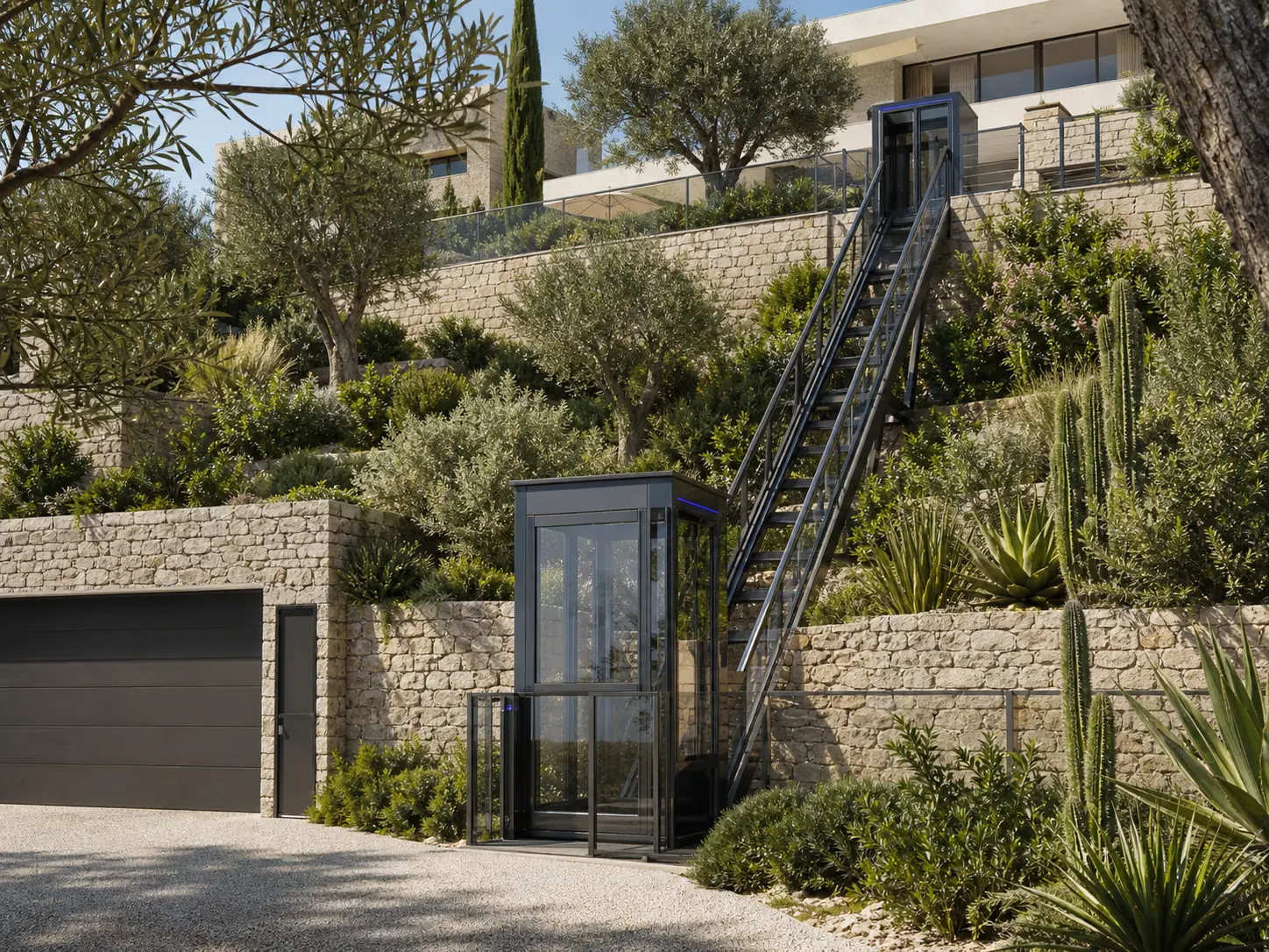 Funiculaire privé intégré à une villa en pente